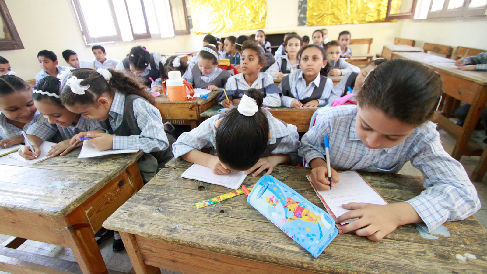 ‪السياسة أصبحت نوعا من الترف لطلاب مصر وسط غياب أساسيات التعليم في كل المراحل الدراسية‬ (الجزيرة)