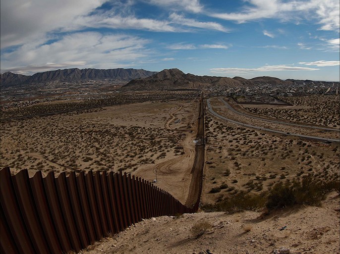 epa05749998 General view of the border between the US states of Texas; New Mexico (L) and Ciudad Juarez, Mexico (R), on 25 January 2017. US President Donald J. Trump said on 25 January that the construction of the wall at the Mexican border wil start 'in months' and that the planning will start 'immediately'.