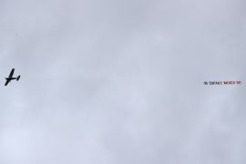 WEST BROMWICH, ENGLAND - MARCH 18: A plane is seen flying over the stadium dispalying a message about Arsene Wenger, Manager of Arsenal (not pictured) during the Premier League match between West Bromwich Albion and Arsenal at The Hawthorns on March 18, 2017 in West Bromwich, England. (Photo by Matthew Lewis/Getty Images)