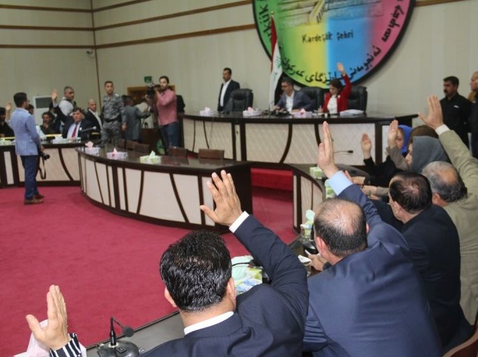 صوّت مجلس محافظة كركوك شمالي العراق، اليوم الثلاثاء، بالأغلبية لصالح رفع علم الإقليم الكردي في شمال العراق بجانب العلم العراقي في المحافظة.