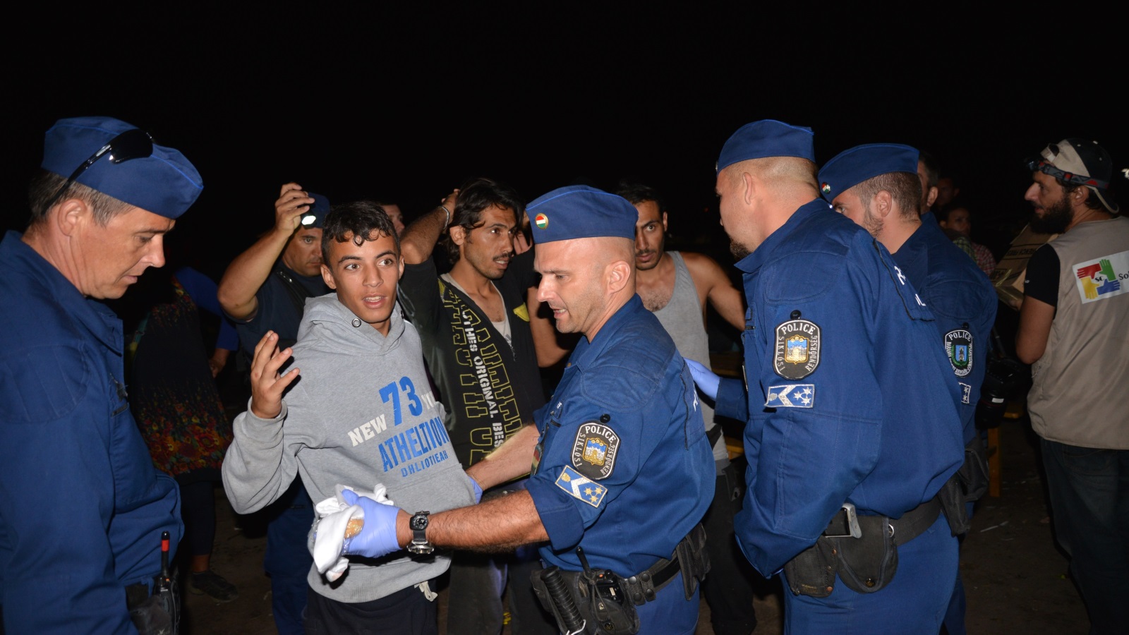 ‪الشرطة المجرية تفتش لاجئين بمدينة روسكي على الحدود مع صربيا‬  