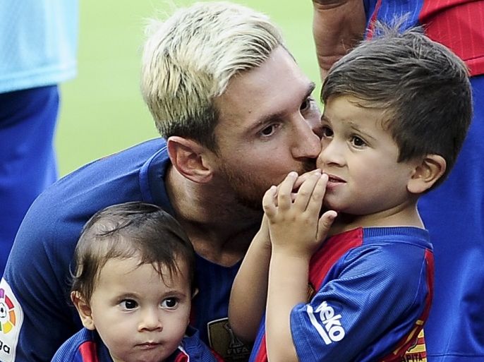 BARCELONA, SPAIN - AUGUST 20: Lionel Messi with his sons Mateo and Thiago, attends the F.C Barcelona vs Real Betis Balompié at Nou Camp, on August 20, 2016 in Barcelona, Spain. (Photo by Joan Cros Garcia/Corbis via Getty Images)'n