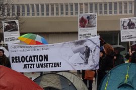 نشطاء حقوقيون خلال تسليمهم الداخلية الألمانية أمس الأربعاء عريضة وقع عليها 50 ألف شخص تطالب باستقبال لاجئين من الموجودين باليونان وإيطاليا.