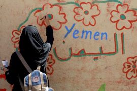 A woman takes part in a graffiti painting campaign on a wall in Sanaa, Yemen March 15, 2017. REUTERS/Khaled Abdullah
