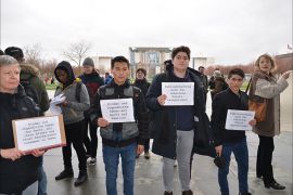 لاجئون قصر ومممثلو منظمات حقوقية يحتجون أمام البرلمان الألماني على تجميد لم شمل اللاجئين وأسرهم.