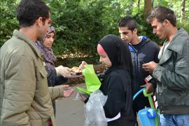 متطوعتان عربيتان تقدمان مساعدت غذائية للاجئين في برلين الجزيرة نت