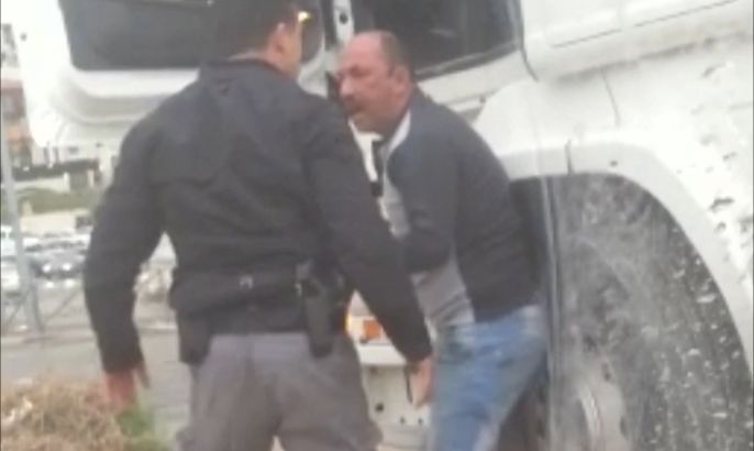 شرطي إسرائيلي يهين سائقا بالقدس ويعتدي عليه