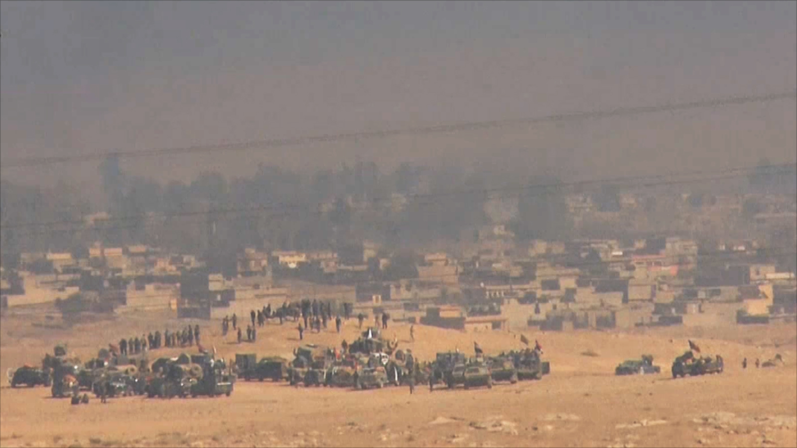 ‪تجمع للقوات العراقية في منطقة حمام العليل‬ (الجزيرة)