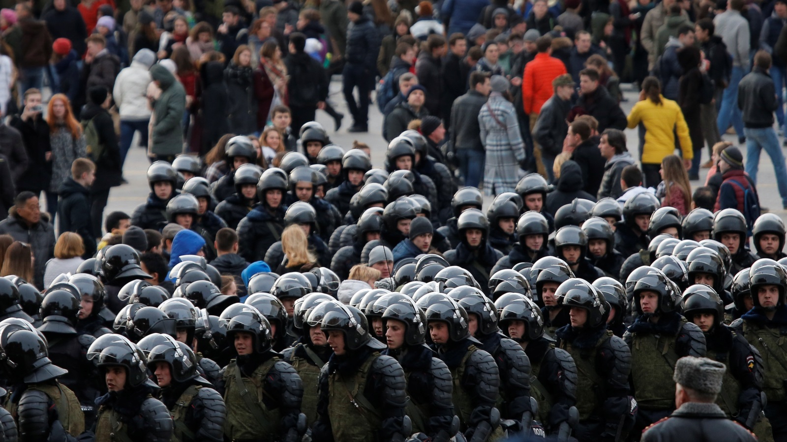 ‪الشرطة الروسية كثفت انتشارها في محيط المظاهرات‬  الشرطة الروسية كثفت انتشارها في محيط المظاهرات (رويترز)