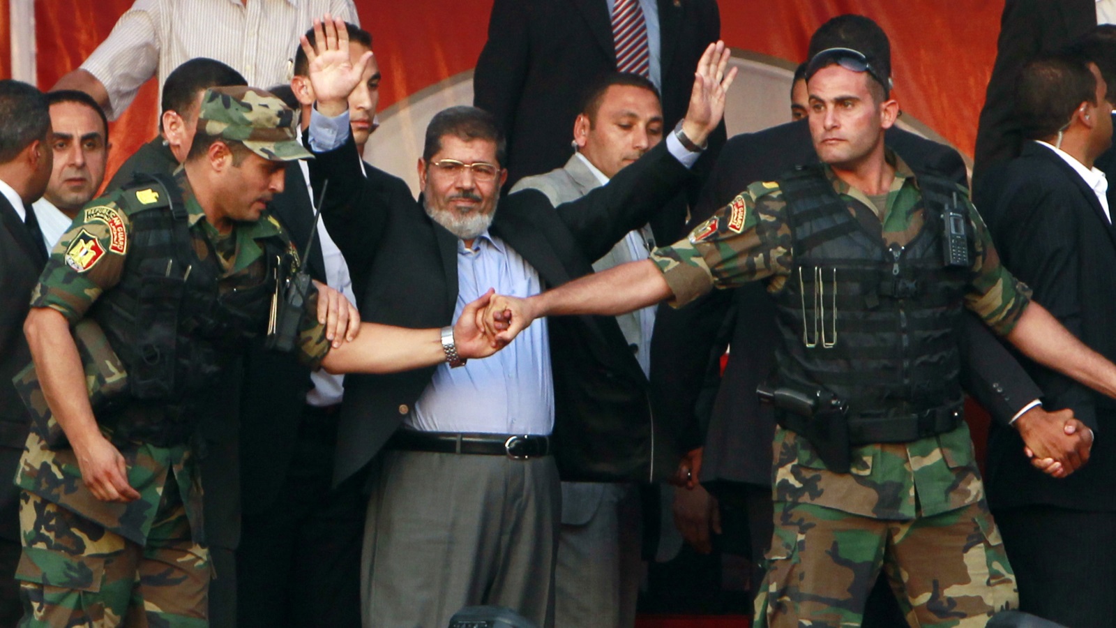 عندما صعد مرسي إلى السلطة، قال على الفور إنّ كلّ شيء غُفر ونُسي؛ لأنّ الأمن قد أصلح نفسه، وحتى قبل أن يُطاح به أعلنَ أنّ الأمن كان شريكاً في الثورة