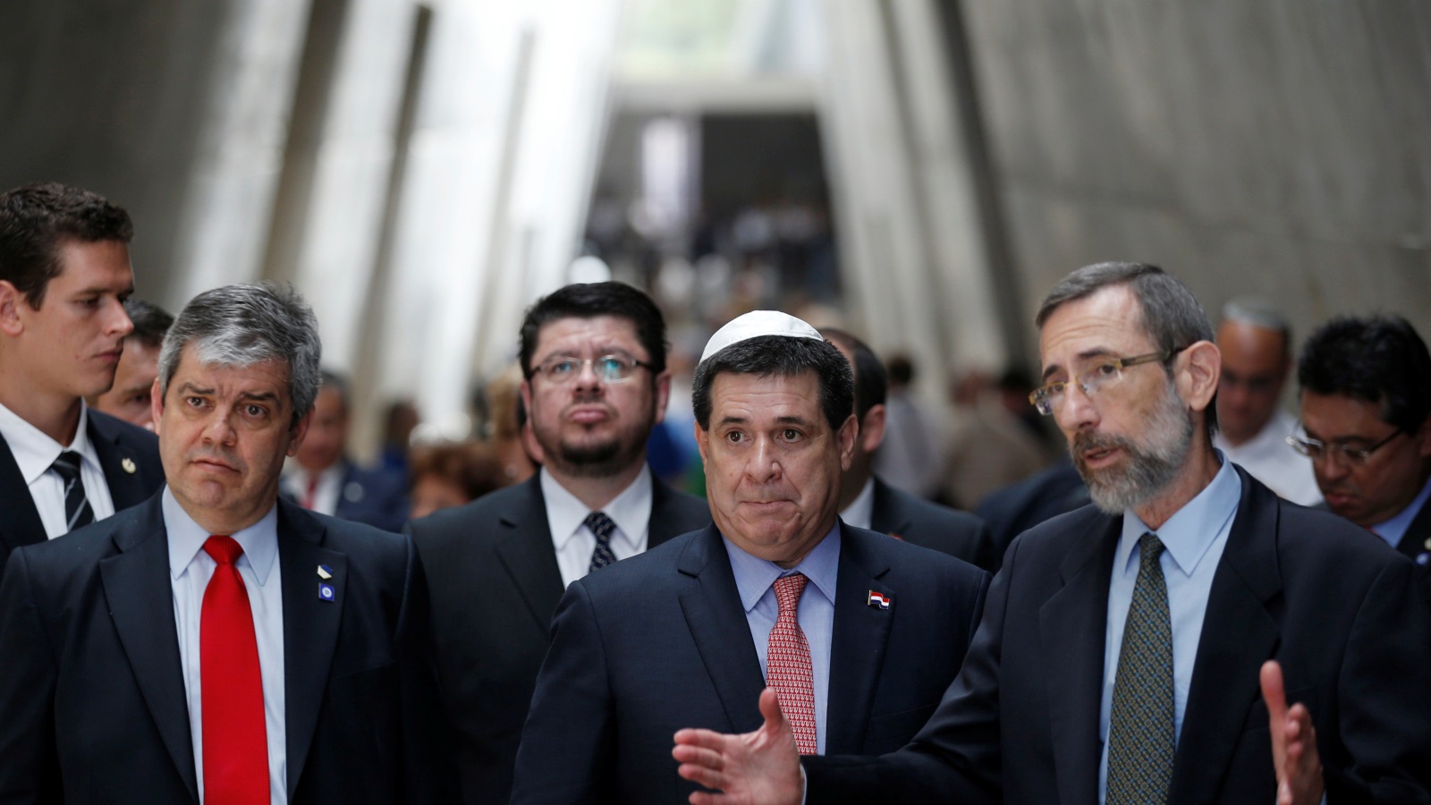 ‪رئيس باراغواي هوراسيو كارتوس (وسط) خلال زيارته لإسرائيل في 2016‬ (رويترز)