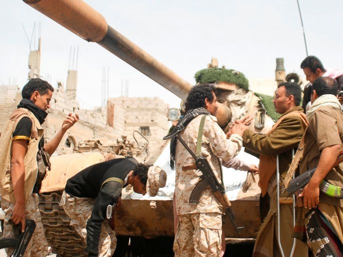 Pro-government fighters gather next to a tank they use in the fighting against Houthi fighters in the southwestern city of Taiz, Yemen March 22, 2017. REUTERS/Anees Mahyoub