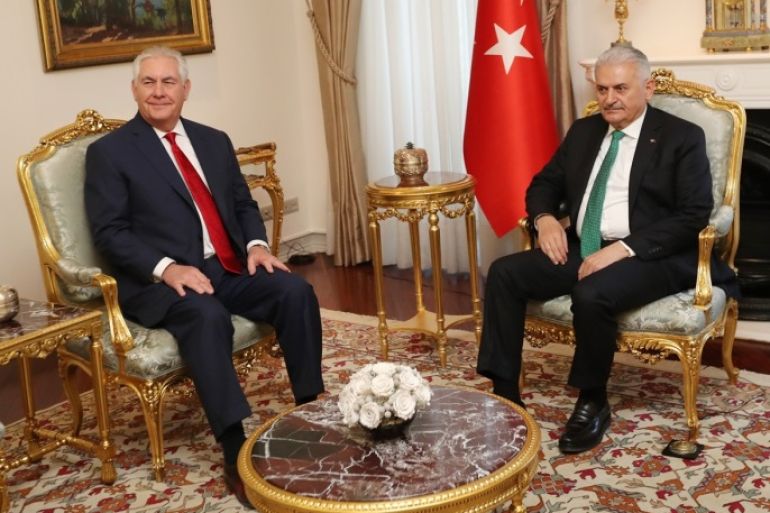 استقبل رئيس الوزراء التركي بن علي يلدريم (يمين)، اليوم الخميس، وزير الخارجية الأمريكي ريكس تيلرسون (يسار)، في العاصمة أنقرة.
