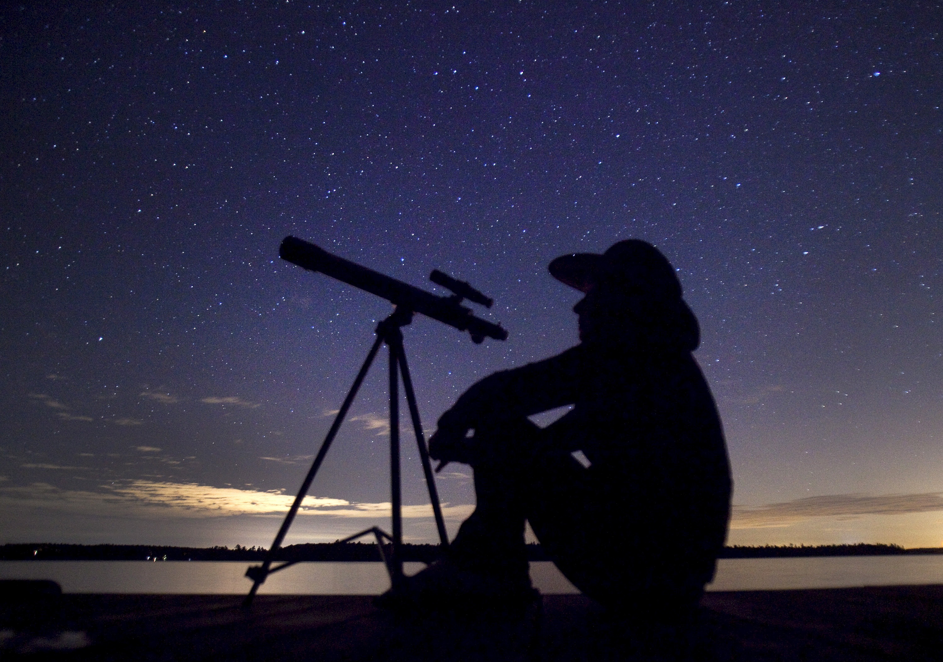 Наблюдать за зрелищем. Звездочет с телескопом. Наблюдение за звездами. Звездное небо телескоп. Телескоп наблюдение за звездами.