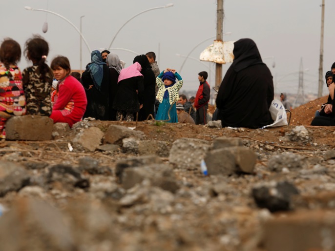 ‪(رويترز)‬ يعيش الفارون من الحرب في الموصل ظروفا مأساوية