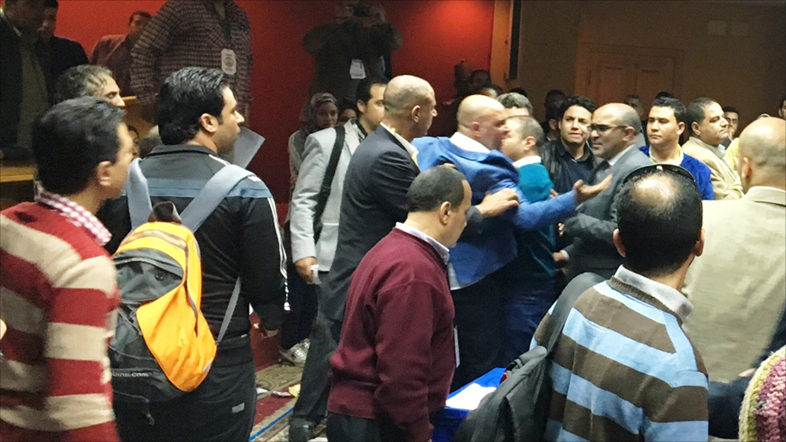 اشتباكات بين الصحفيين وموظفي الفرز هددت سلامة انتخابات النقابة (الجزيرة)
