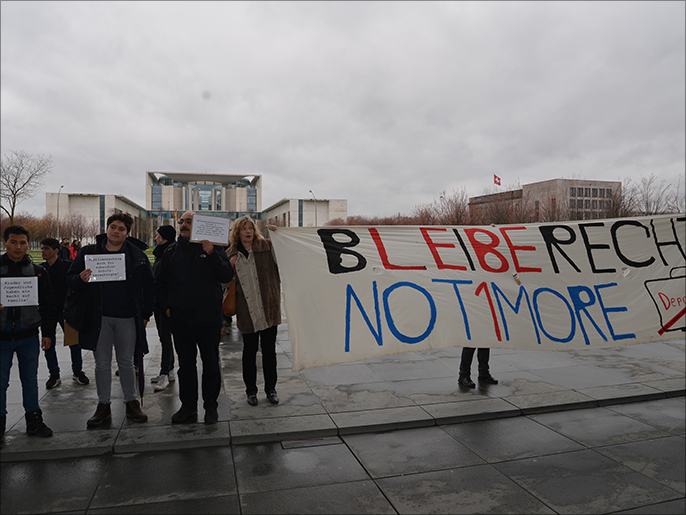 جانب من مظاهرة اللاجئين القصر وممثلي المنظمات الحقوقية أمام البرلمان الألماني (الجزيرة)