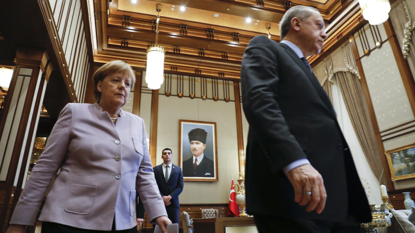 أردوغان أثناء استقباله ميركل الشهر الماضي في أنقرة (رويترز)