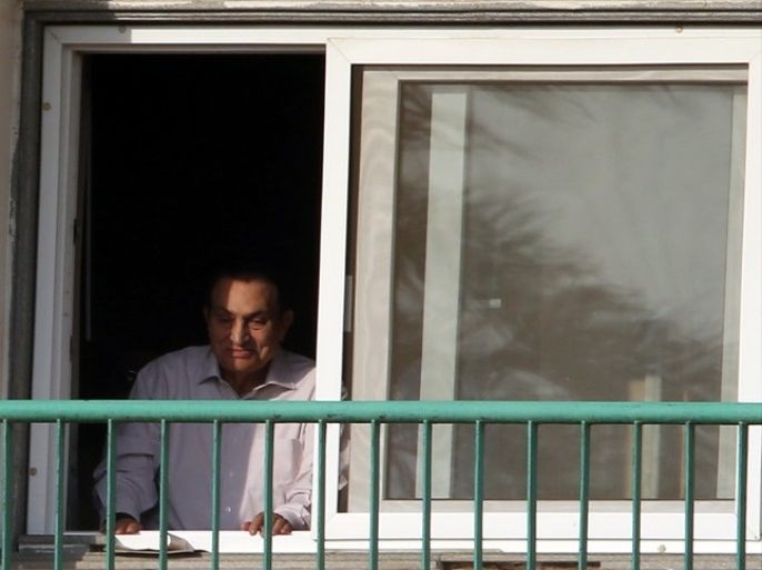 epa05573200 Ousted Egyptian president Hosni Mubarak, waves to his supporters from his room during the celebrations of the 43rd anniversary of the 1973 Arab-Israeli war, outside of Maadi Military Hospital where he stays, Cairo, Egypt, 06 October 2016. EPA/KHALED ELFIQI