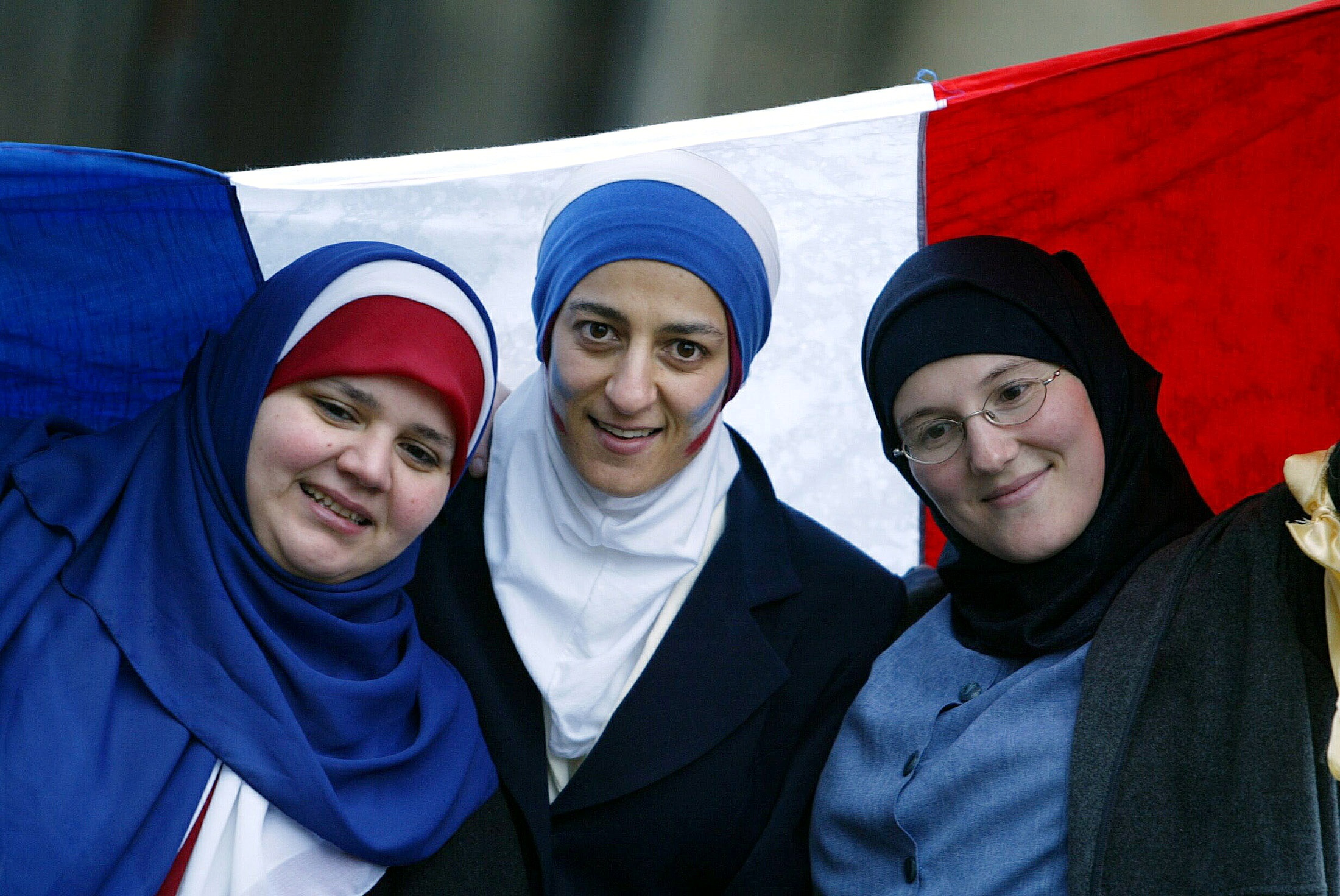 المسلمون يتدفّقون إلى أوروبا غير المهيّأة فكريّاً وروحيّاً، بعضٌ من مواطنيها يتعاملون معهم ببغض وجهالة متطرفة. (رويترز)