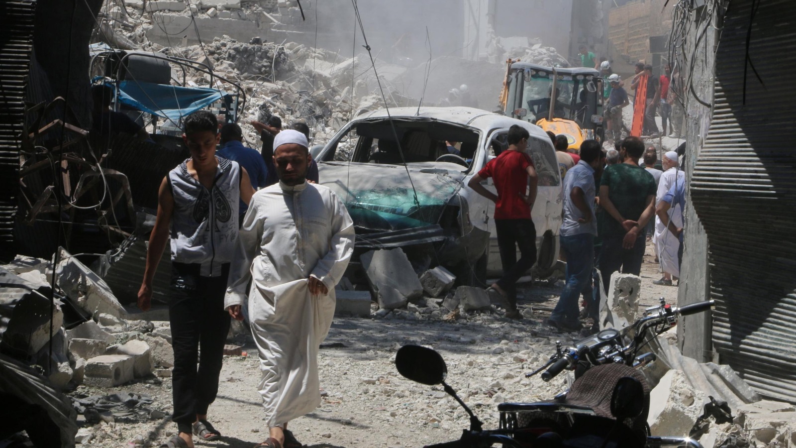 آثار الدمار بعد القصف ببراميل متفجرة على منطقة بحلب كانت تحت سيطرة المعارضة (رويترز)