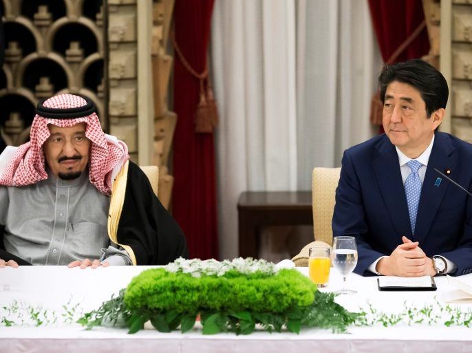 Saudi Arabia's King, Salman bin Abdulaziz Al Saud, left, and Shinzo Abe, Japan's Prime Minister, attend a banquet at the prime minister's official residence in Tokyo, Japan, on Monday, March 13, 2017. REUTERS/Tomohiro Ohsumi/Pool