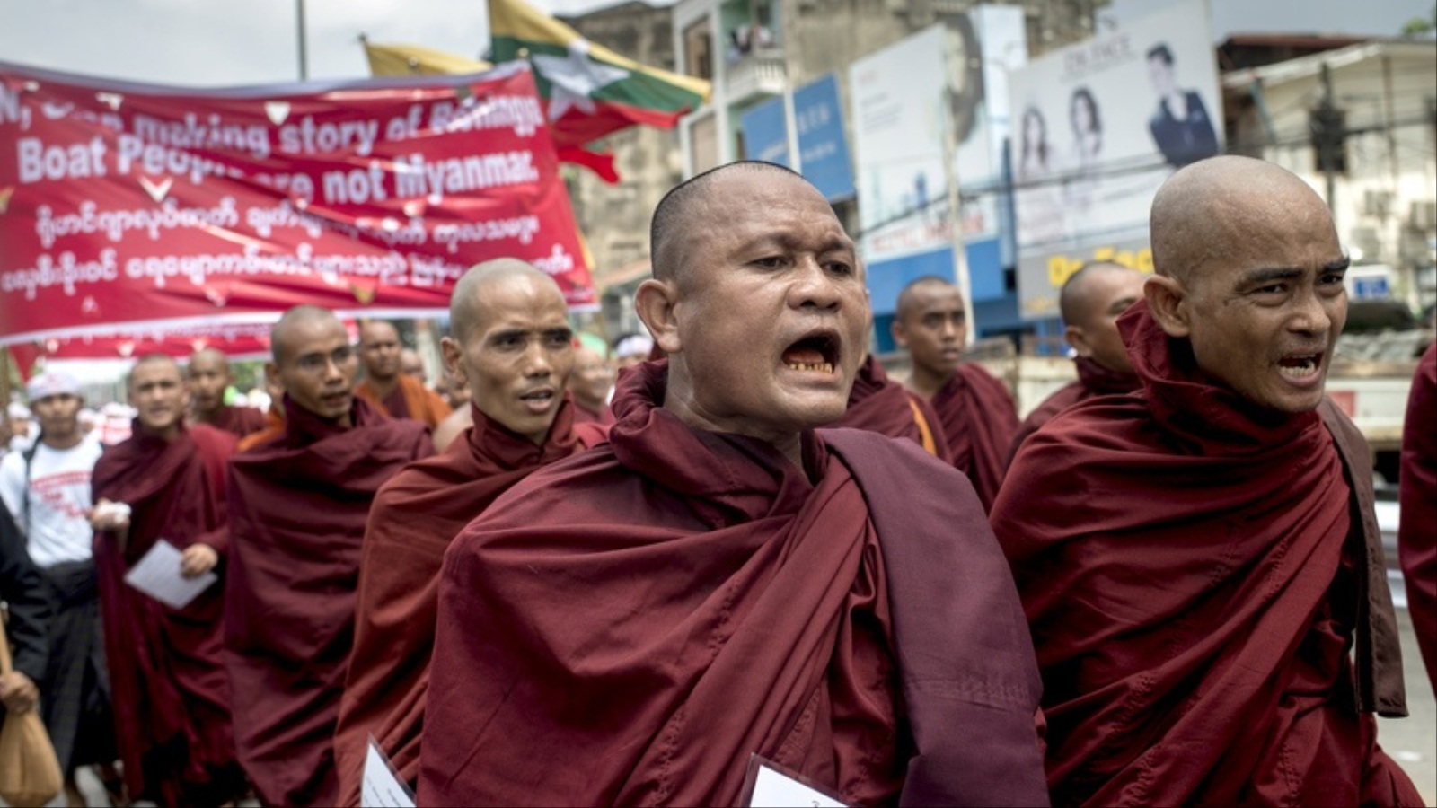 ‪مظاهرة لرهبان بوذيين يطالبون بطرد الروهينغا من ميانمار واعتبارهم لاجئين‬ (الجزيرة)