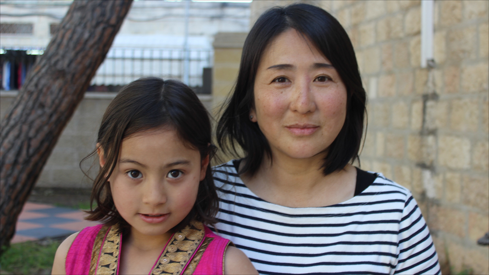 اليابانية المقدسية شيهو توما مع طفلتها منى التي باتت تتحدث خمس لغات 