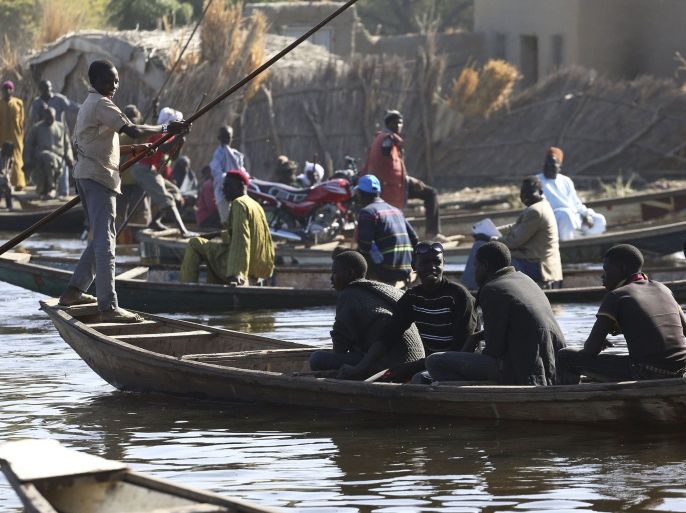 People cross Lake Chad in canoes in Ngouboua, Chad, January 19, 2015. More than one million people may have been forced to leave their homes in northern Nigeria by the five-year-old insurgency of Islamist sect Boko Haram, a United Nations agency said. The militants' attacks may force even more people to flee, both internally and to Cameroon, Niger and Chad, which could destabilise the region, the International Organization for Migration (IOM) warned in a statement on T