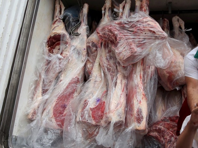 Workers unload packed meat from a truck in Sao Paulo, June 3, 2015. Russia on May 27, 2015, banned the import of meat from 10 Brazilian processing plants starting on June 9, but the world's top beef exporter said the ban will not impact trade. Russia, the second biggest importer of Brazilian beef in 2014 after Hong Kong and a major importer of the country's pork, regularly bans imports from Brazilian meat packers. REUTERS/Paulo Whitaker