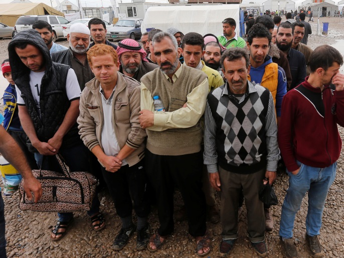 ‪الحكومة العراقية تخضع جميع الرجال الفارين من الموصل للتدقيق الأمني‬  (رويترز)