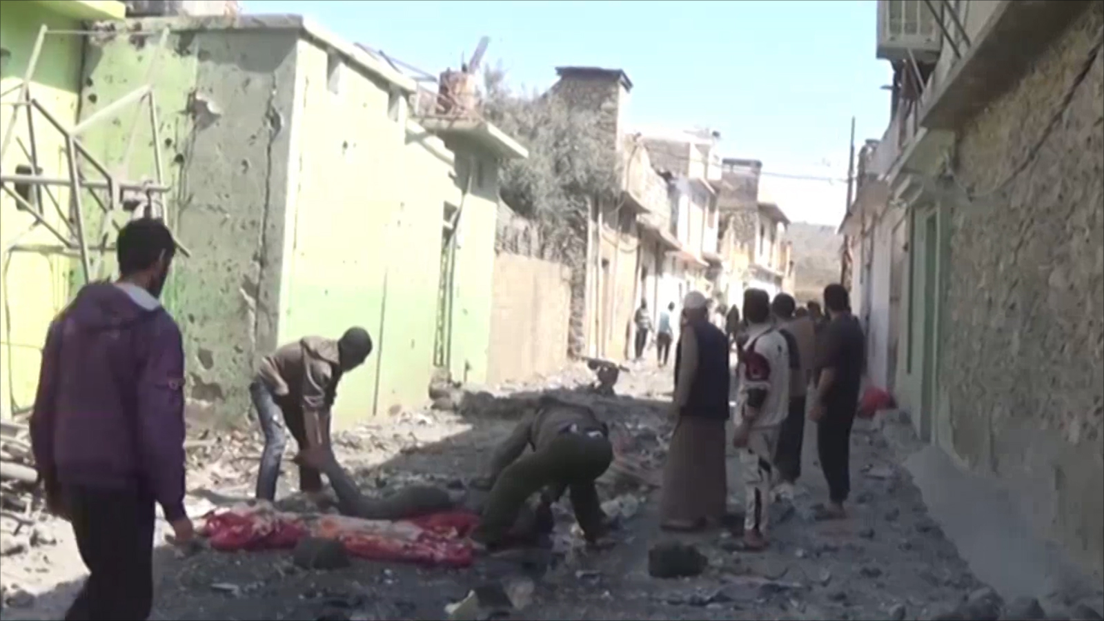 ‪كثير من المدنيين راحوا ضحية غارات التحالف الدولي على الموصل‬  (الجزيرة)