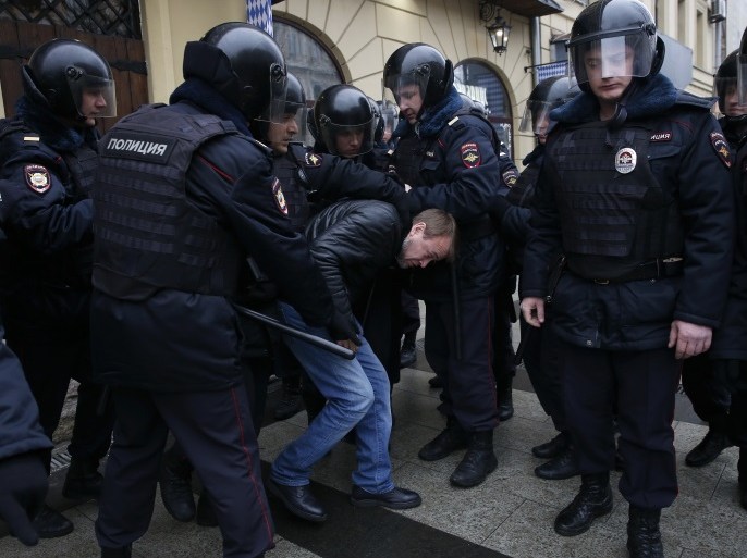 Policemen detain a man during an unsanctioned anti-government protest in Moscow, Russia, April 2, 2017. REUTERS/Maxim Shemetov