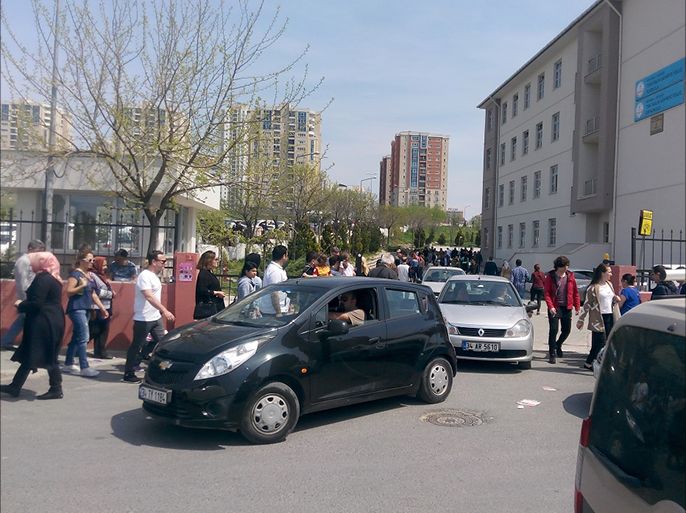 اقبال كثيف من المقترعين أمام أحد المراكز في منطقة أفجلر غرب مدينة اسطنبول
