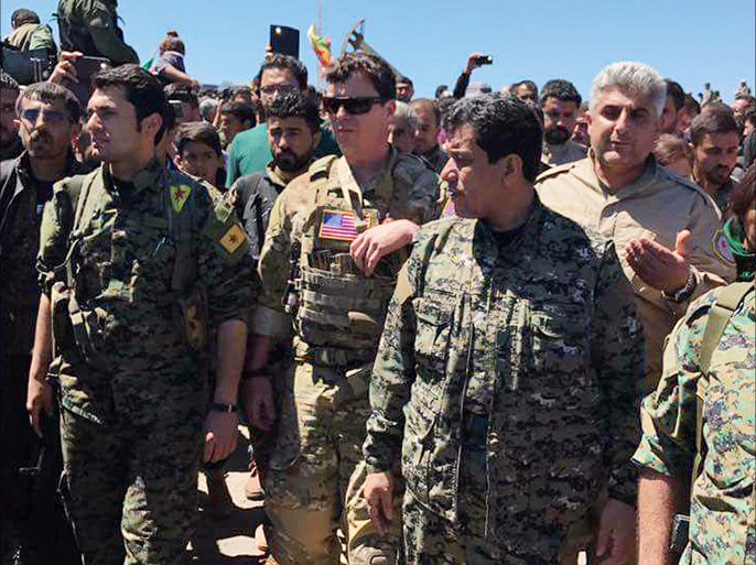صورة تُظهر القائد الفعلي للوحدات الكردية إلى جانب "أمريكيين" يتفقدون مكان القصف التركي في الحسكة