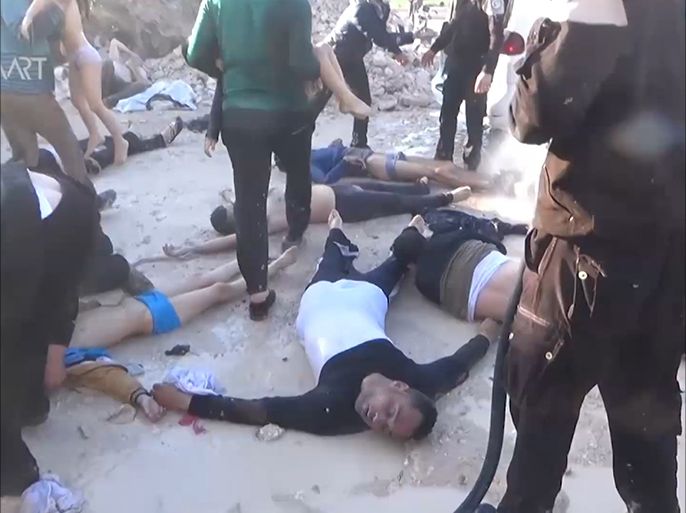 قتيل و400 مصاب أغلبهم أطفال في غارة بغاز السارين لطائرات النظام على مدينة خان شيخون في ريف إدلب