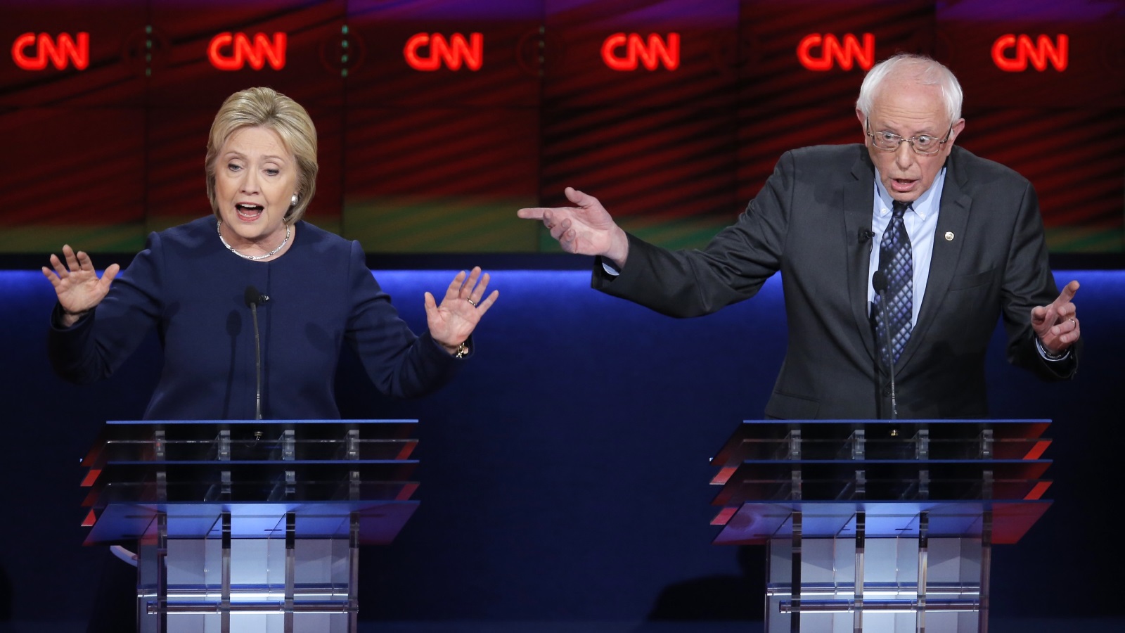 المرشحين الرئاسيين الديمقراطيين بيرني ساندرز وهيلاري كلينتون؛ أثناء مناظرة حزبية جرت بينهما في شهر مارس من عام 2016.