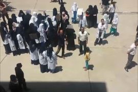 تظاهر العشرات من العاملين في هيئة مستشفى الثورة بالعاصمة اليمنية صنعاء للمطالبة بصرف مرتباتهم المحتجزة منذ ستة أشهر.