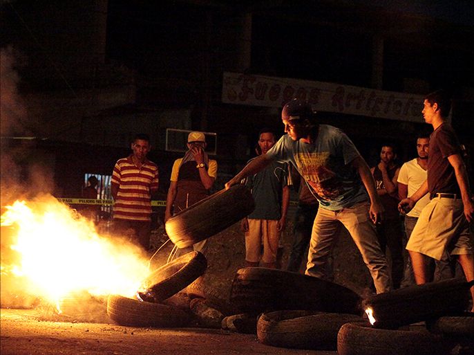 epa05905428 A group of people set barricades on fire during a protest against the government of Nicolas Maduro in Barquisimeto, Venezuela, 12 April 2017. According to media reports, the Venezuelan opposition, that gathered in the Democratic Unity Table (MUD), called for new anti-government protests during the Holy Week holiday, that will be celebrated until 15 April. EPA/GIORGIO H. PASQUALE