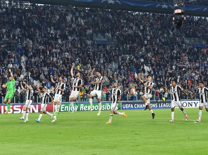 epa05903533 Juventus' players celebrate their 3-0 win at the end of the UEFA Champions League quarter final first leg soccer match between Juventus FC and FC Barcelona at Juventus Stadium in Turin, Italy, 11 April 2017. EPA/ANDREA DI MARCO