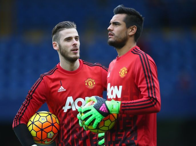 LONDON, ENGLAND - FEBRUARY 07: David De Gea of Manchester United talks to Sergio Romero of Manchester United during the Barclays Premier League match between Chelsea and Manchester United at Stamford Bridge on February 7, 2016 in London, England. (Photo by Paul Gilham/Getty Images)