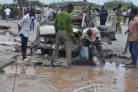 أب يتأكد من ابنه الذي قضى في هجوم تفجيري استهدف موكب قائد الجيش الصومالي 9 إبريل 2017 (التصوير:قاسم سهل).