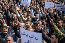 تظاهرة في غزة احتجاجًا على اقتطاع الحكومة الفلسطينية جزءا من رواتب الموظفين