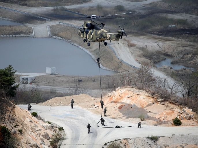 South Korean Army soldiers rappel down during a U.S.-South Korea joint live-fire military exercise, at a training field, near the demilitarized zone, separating the two Koreas in Pocheon, South Korea April 21, 2017. Picture taken on April 21, 2017. REUTERS/Kim Hong-Ji