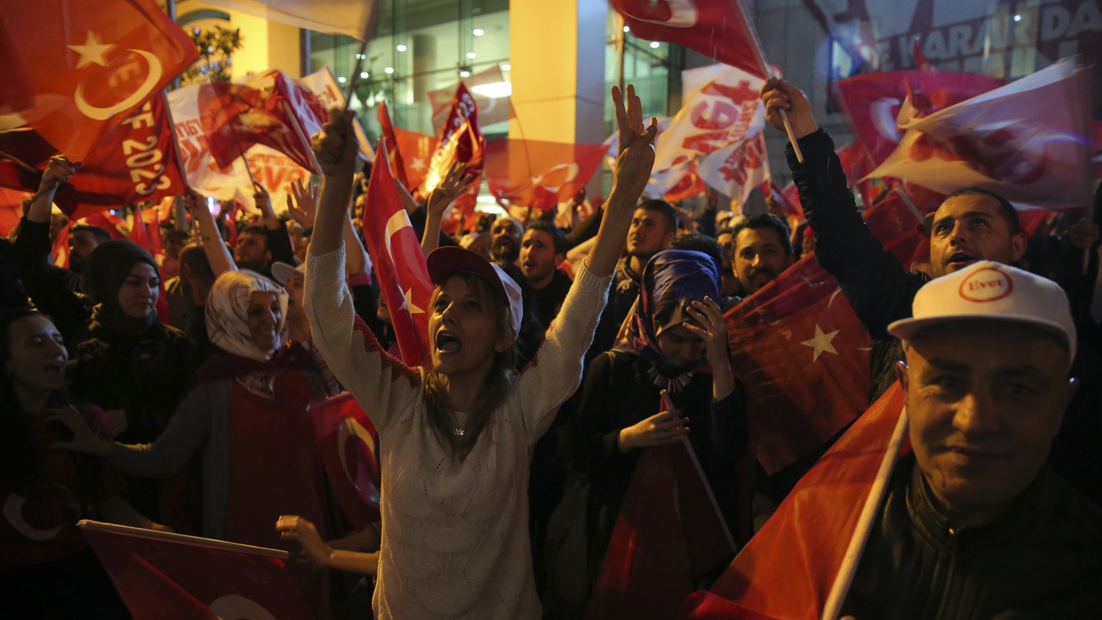 ‪مؤيدون للتعديلات الدستورية يعبرون عن فرحتهم بإقرارها خلال تجمع في إسطنبول‬ (رويترز)