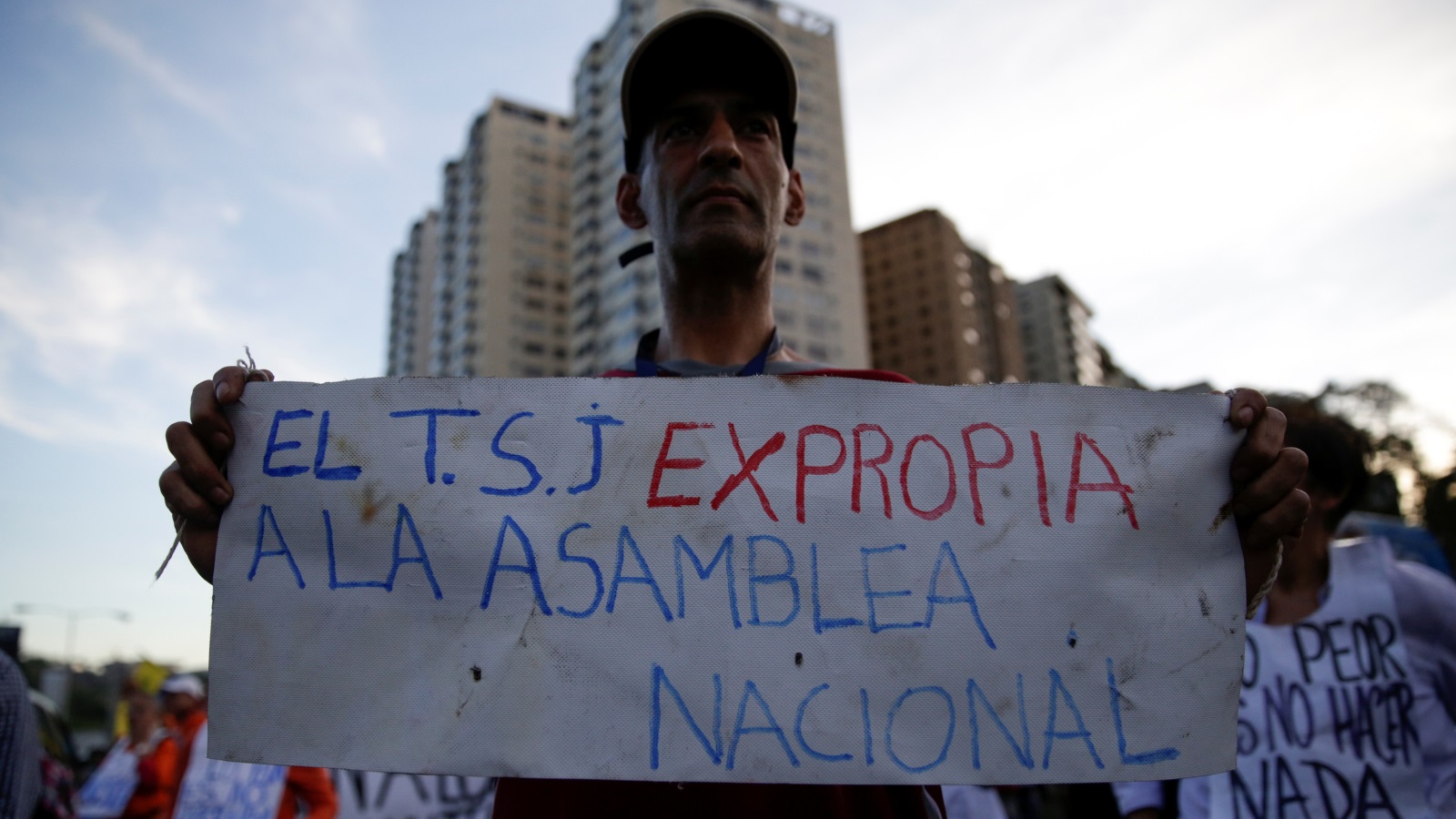 ‪المظاهرات تتواصل في فنزويلا ضد مادورو ونظامه‬ المظاهرات تتواصل في فنزويلا ضد مادورو ونظامه (رويترز)