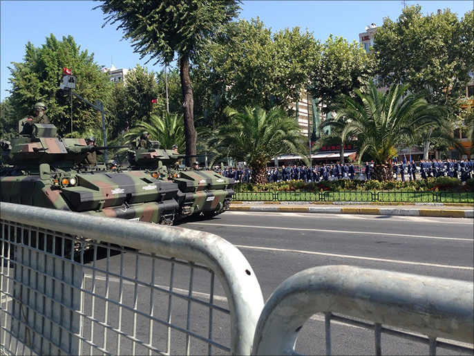 ‪قوات من الجيش التركي خلال عرض عسكري سابق بمدينة إسطنبول‬ قوات من الجيش التركي خلال عرض عسكري سابق بمدينة إسطنبول (الجزيرة نت)
