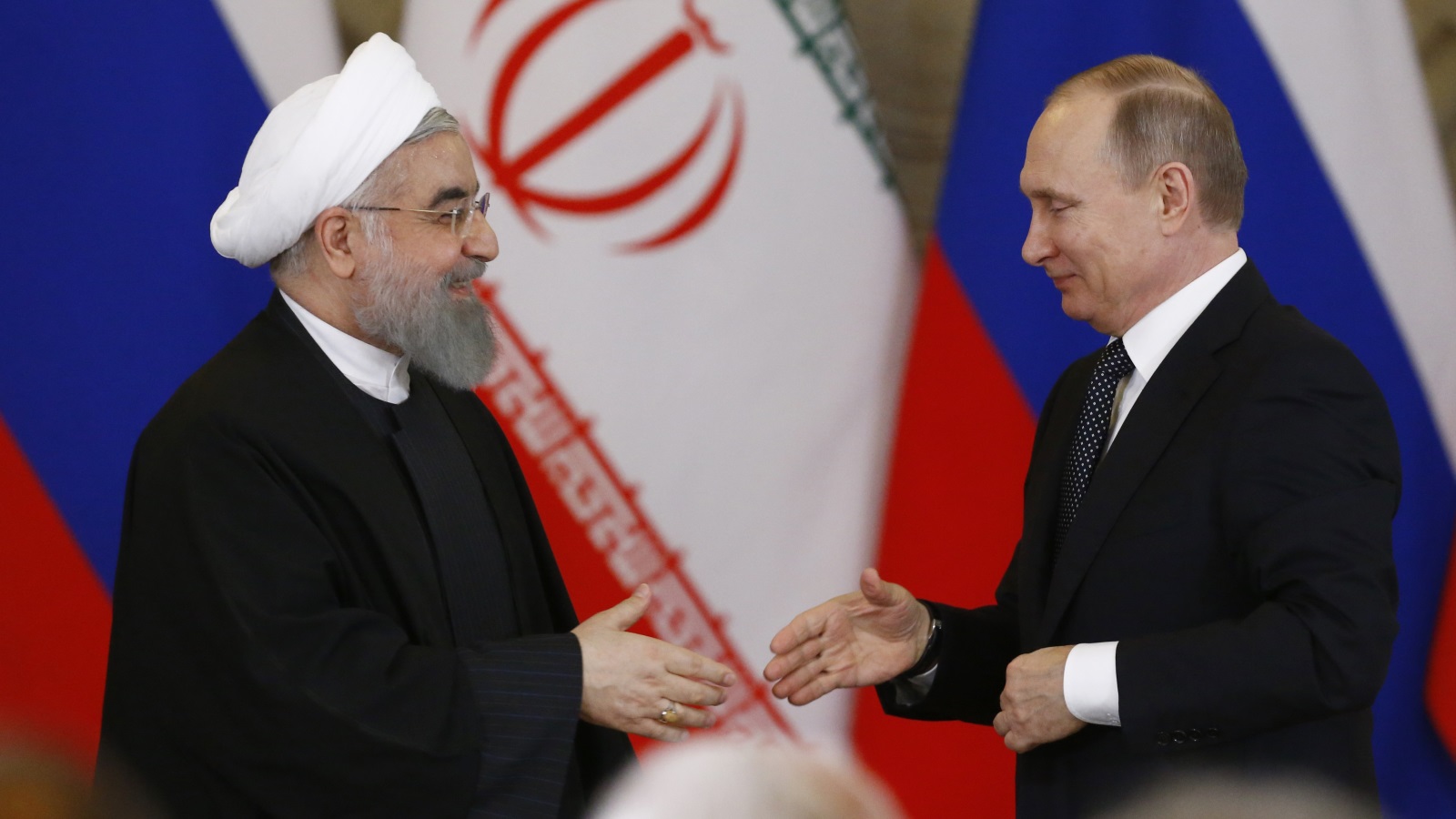 بوتين  خلال استقبال روحاني بالكرملين الشهر الماضي (رويترز)