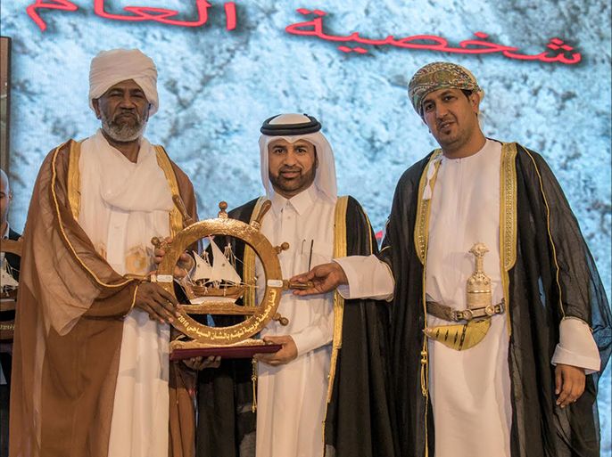 خالد بن ابراهيم السليطي، المدير العام للمؤسسة العامة للحي الثقافي كتارا (وسط) يتسلم جائزة «أوسكار الإعلام السياحي العربي»