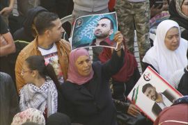 فلسطين نابلس 16 نيسان 2017 فلسطينية ترفع صورة لنجلها الأسير في مسيرة يوم الأسير الفلسطيني بمدينة نابلس.